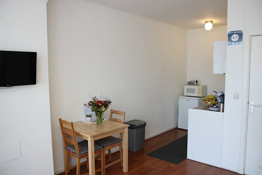 Dining Area and kitchen Albert Cuyp III B studio Amsterdam