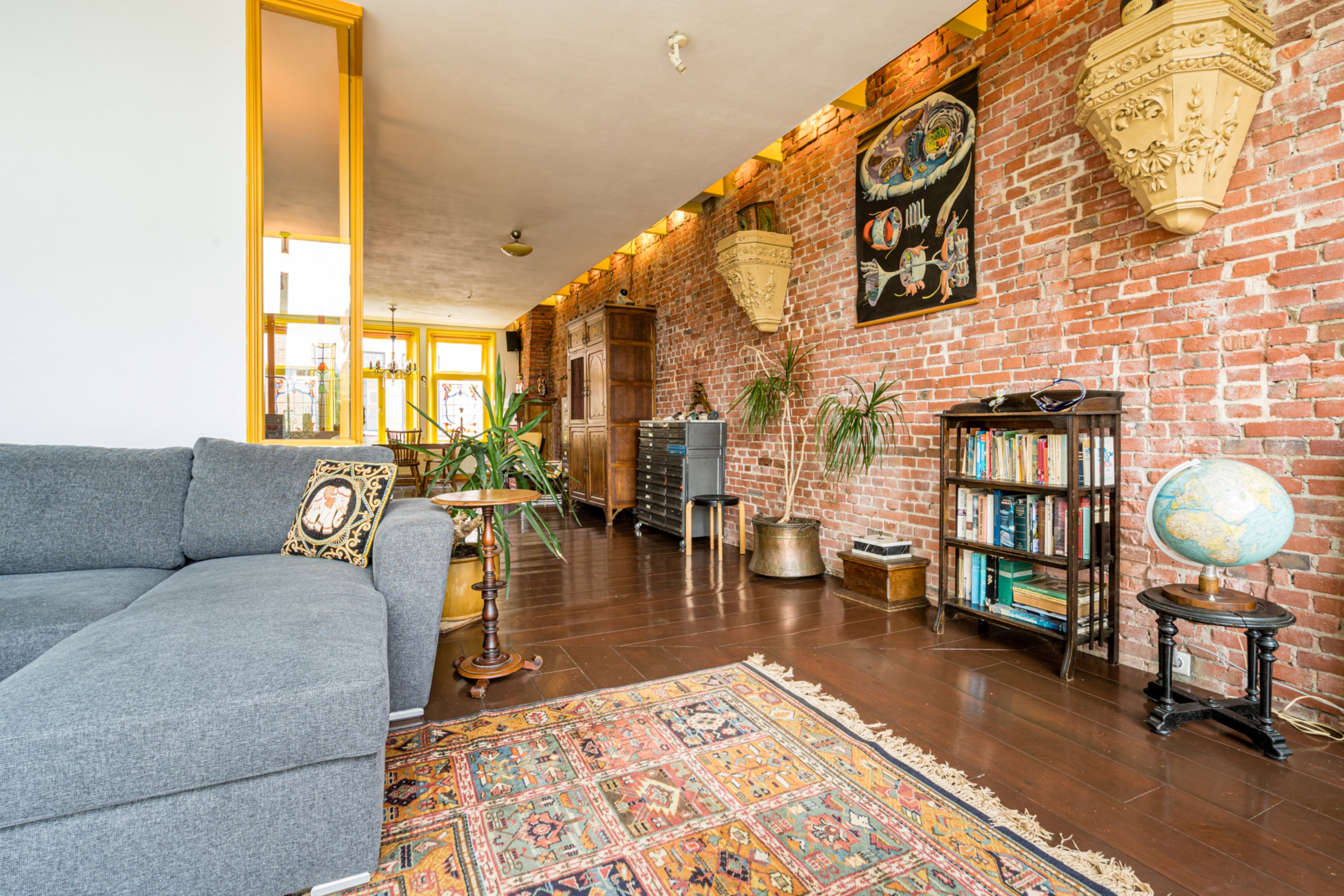 Living area with the view of hallway Hotspot Centrum apartment Groninge