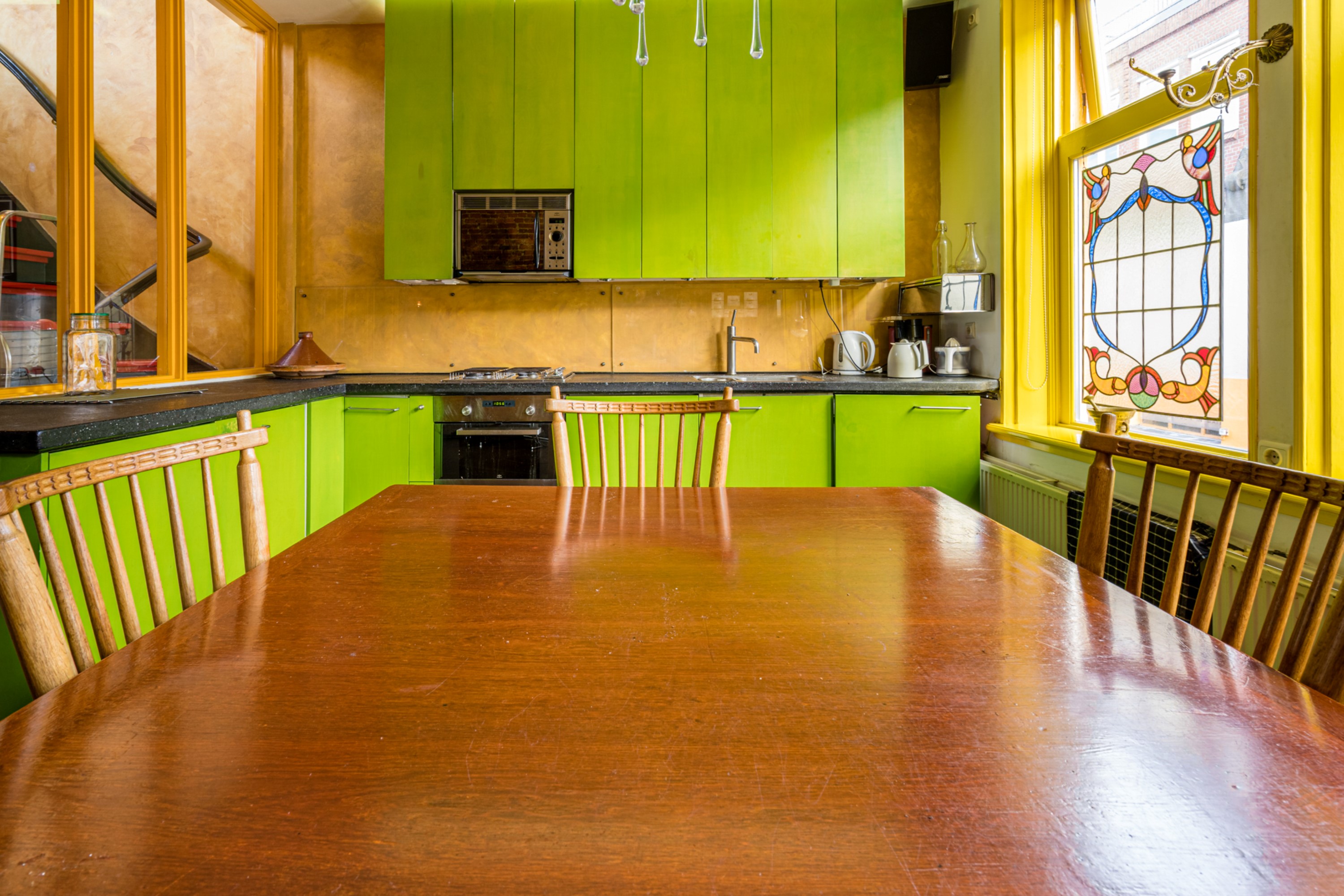 Dining table with the  view of kitchen Hotspot Centrum apartment Groninge