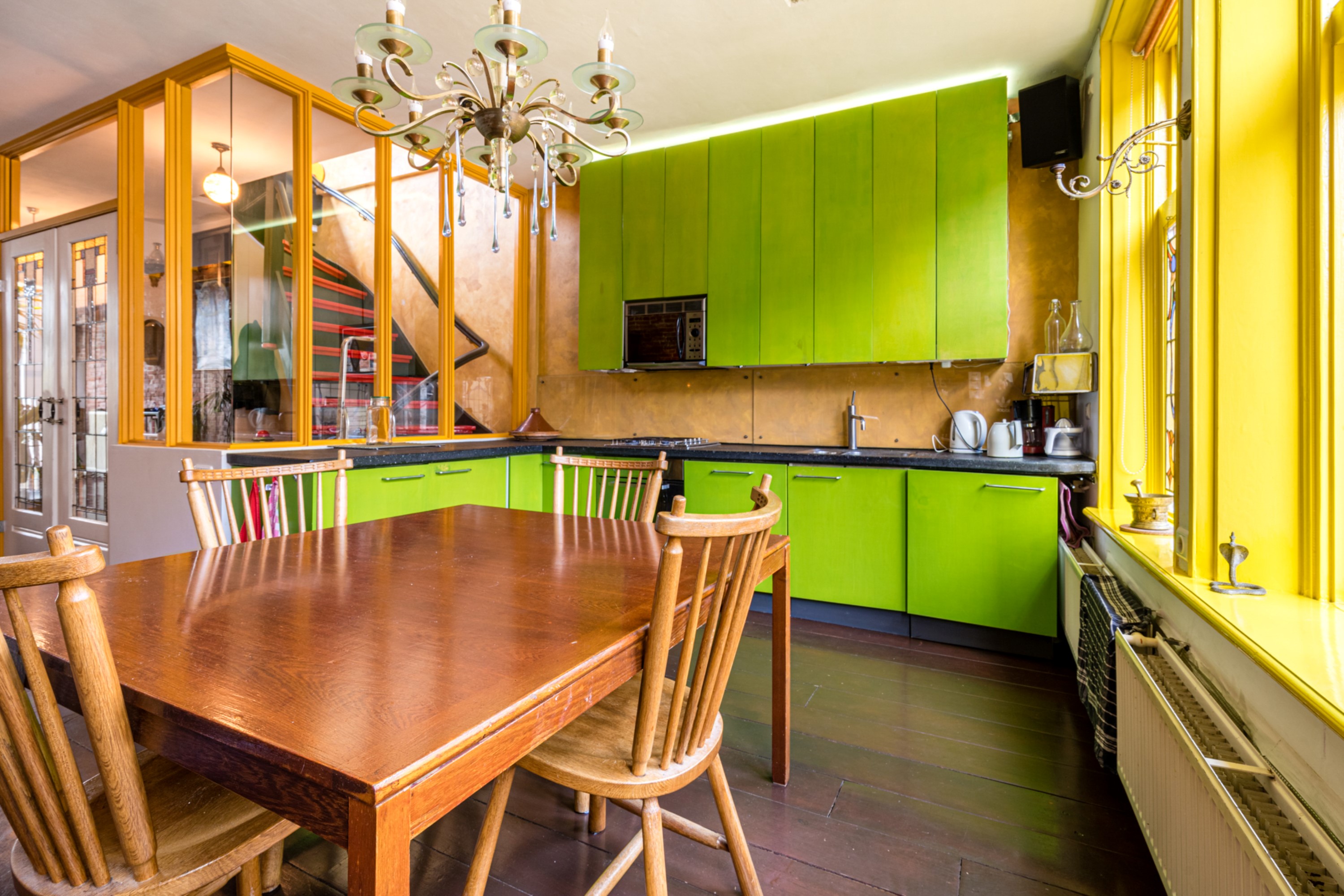 Dining table with the view of kitchen other angle Hotspot Centrum apartment Groninge
