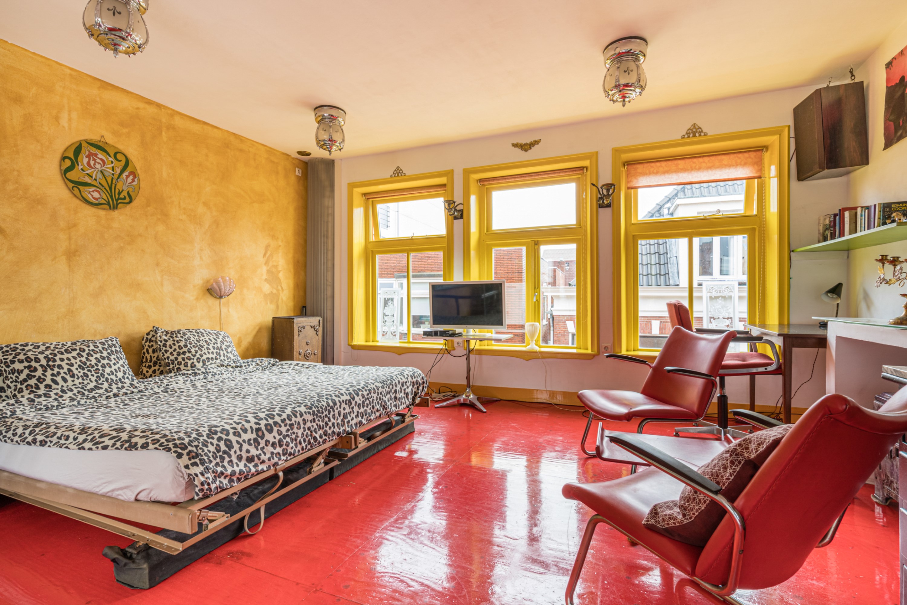 Bedroom with television Hotspot Centrum apartment Groninge