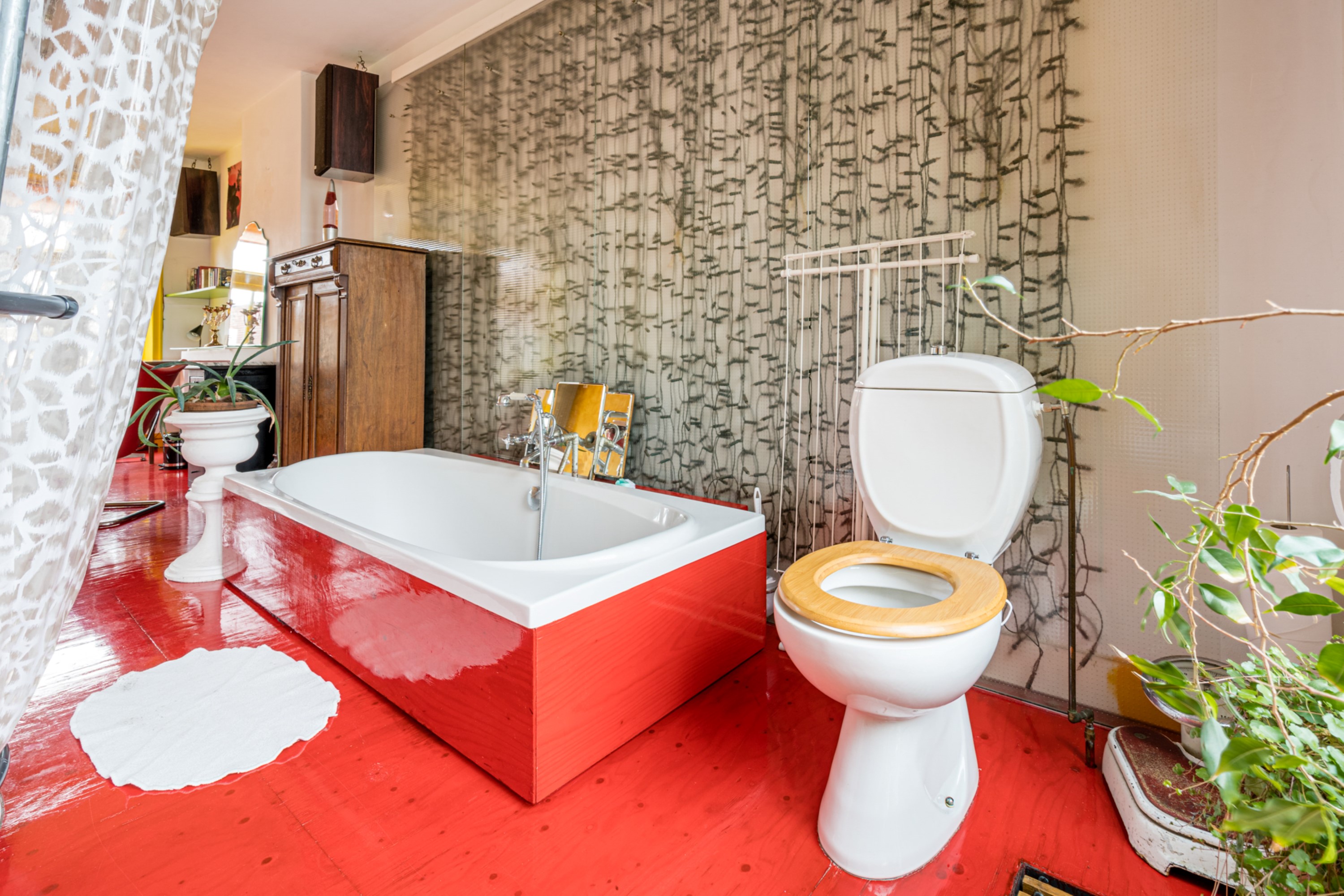 Bathtub and toilet Hotspot Centrum apartment Groninge